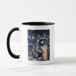 Taza de escena nocturna de mapache genial bebiendo