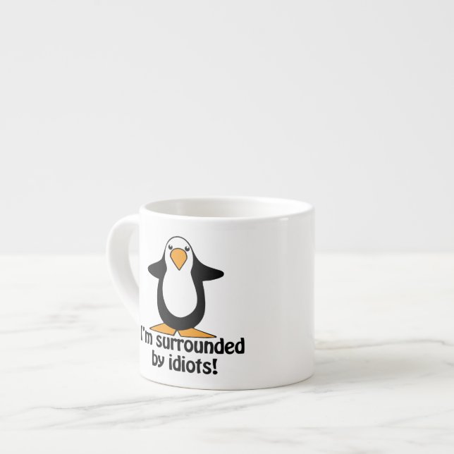 Taza De Espresso ¡A los idiotas me rodeo! Pingüino divertido (Izquierda)