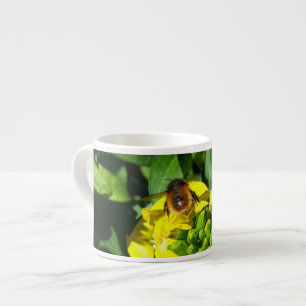 Taza De Espresso Abeja a las flores amarillas