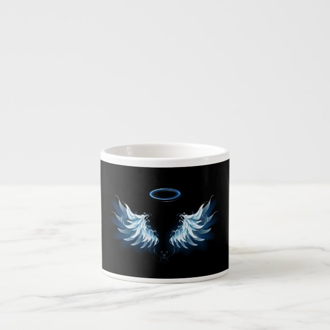Taza De Espresso Alas del Ángel Azul brillante sobre fondo negro (Frente)