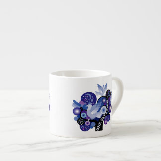 Taza De Espresso Animando un día palomas de un árbol del tiempo