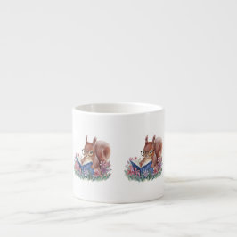 Taza De Espresso Ardilla leyendo un libro, enclavada en flores