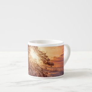Taza De Espresso Atardecer sobre el mar y el pino nevado