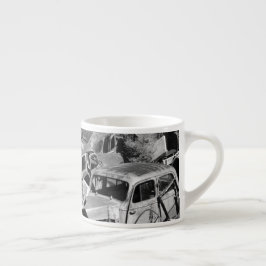 Taza De Espresso Automóviles de época escapando en un patio de coch