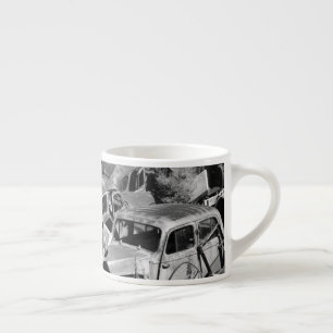 Taza De Espresso Automóviles de época escapando en un patio de coch