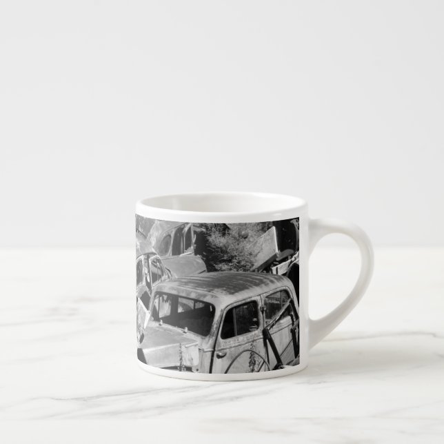 Taza De Espresso Automóviles de época escapando en un patio de coch (Derecha)
