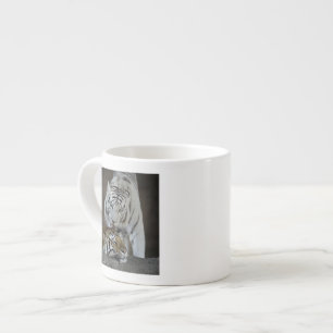 Taza De Espresso Blanco y reclinación de los tigres de Brown