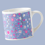 Taza De Espresso Bonito Azul Botánico Flor Floral Keepsake<br><div class="desc">Moderno patrón de flores silvestres botánicas rosadas y blancas en un fondo azul peringuil para un ambiente de verano fresco y brioso. Perfecto para un regalo para agradecer a su gente especial.</div>