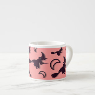 Taza De Espresso Bruja voladora entre media luna en la noche de Hal