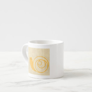 Taza De Espresso Caracol amarillo en fondo crema
