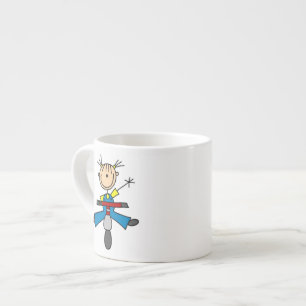 Taza De Espresso Chica de palitos conduciendo un Scooter