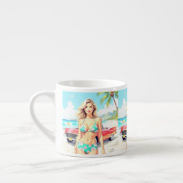 Taza De Espresso Chica en la playa con un coche clásico