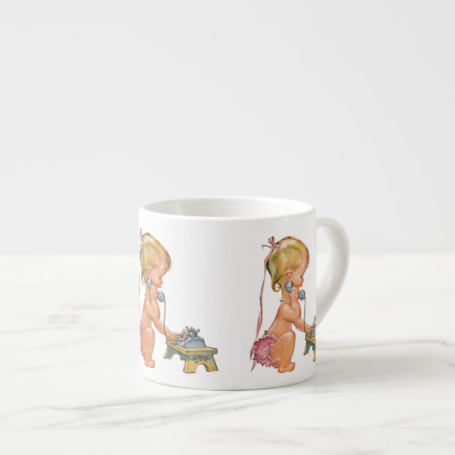 Taza De Espresso Chica lindo que habla en el teléfono (Derecha)