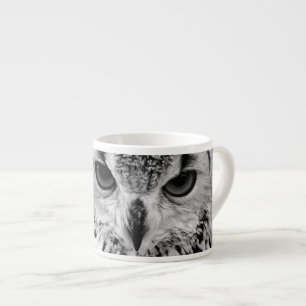 Taza De Espresso Ciérrese encima del retrato del Eagle-búho
