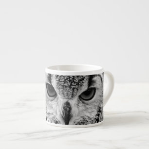 Taza De Espresso Ciérrese encima del retrato del Eagle-búho