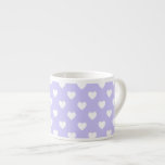 Taza De Espresso Corazones de puntos de polka morado y blanco<br><div class="desc">Pequeños corazones blancos sobre un suave fondo morado. Pega púrpura con un patrón de corazón blanco. Añade un mensaje de texto personalizado para ella.</div>