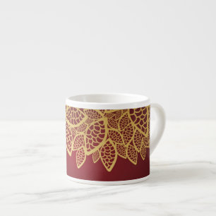 Taza De Espresso Cordón de oro de la hoja en fondo rojo