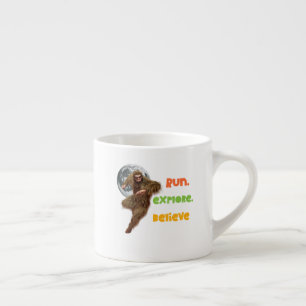 Taza De Espresso Corriendo Aventura Sasquatch Creer Diseño