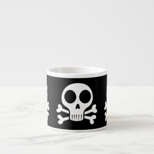 Taza De Espresso cráneo espeluznante sobre un fondo negro