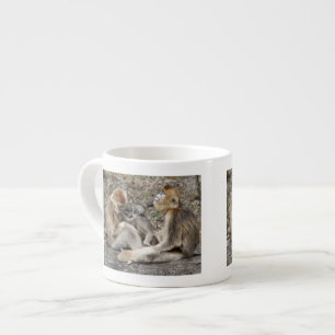 Taza De Espresso Dos monas doradas hembras con recién nacidos