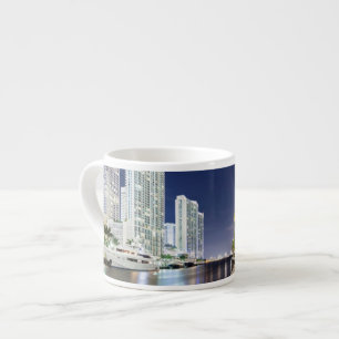Taza De Espresso Edificios a lo largo del río Riverwalk de Miami