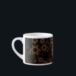 Taza De Espresso El feliz Hanukkah de SlipperyJoe, múltiples estrel<br><div class="desc">El Feliz Hanukkah de SlipperyJoe múltiples estrellas de David patrón artístico Celebración herencia de la identidad judía Hebreo Chanukah regalos decorativos Judaísmo símbolo significativo religión varios tamaños tonos dorados marrones atractivos visualmente diseño intrincado</div>