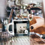 Taza De Espresso El mejor regalo de abuelo con foto de color azul y<br><div class="desc">Este regalo para el abuelo de Blue and Black Plaid es una manera única y atenta de mostrar tu aprecio y amor por tu abuelo. El marco está hecho de una tela de manta azul y negra de alta calidad que le da un ambiente rústico y encantador. Las palabras "Mejor...</div>