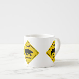 Taza De Espresso El oso de SlipperyJoe cruzando la silueta del oso 