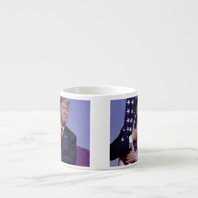 Taza De Espresso El presidente Trump abrazando la bandera estadouni (Frente)