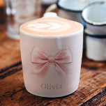 Taza De Espresso Elegante Pastel Rosa y Nombre Personalizado<br><div class="desc">Disfrute de su espresso favorito con este elegante tazón de expreso rosa pastel, con un delicado diseño de arco y su nombre personalizado. Perfecto para añadir un toque de sofisticación a su rutina matutina, esta taza personalizada combina belleza con funcionalidad. Ya sea para usted o como un regalo atento, esta...</div>