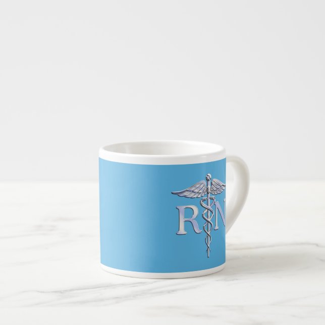 Taza De Espresso Enfermera inscrita RN Silver Caduceus en Baby Blue (Derecha)