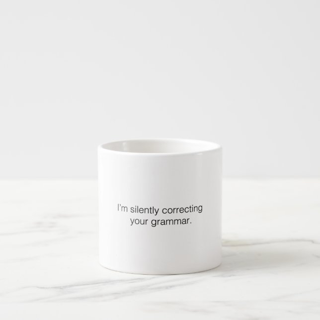Taza De Espresso Estoy corrigiendo tu gramática en silencio diverti (Frente)