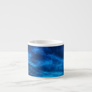 TAZA DE ESPRESSO ESTRELLAS LUMINOSAS EN UN CIELO OSCURO Y AZUL