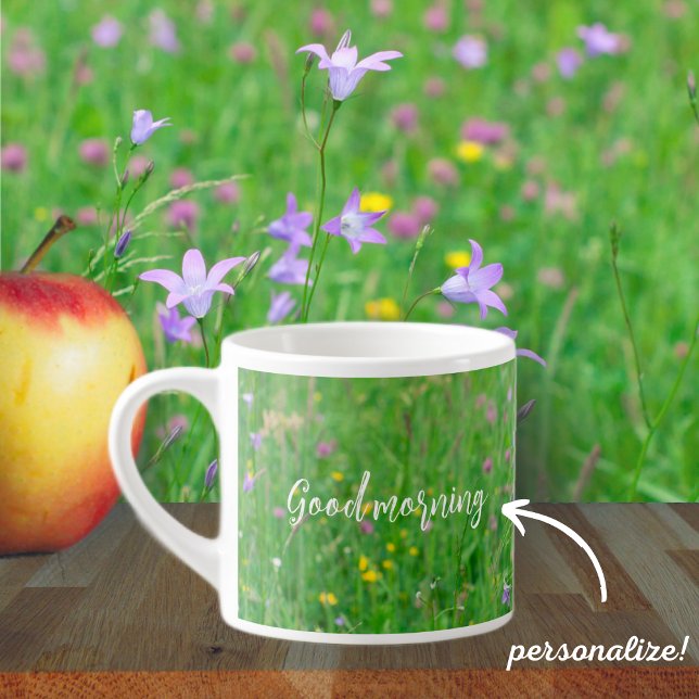 Taza De Espresso Flor de campanilla en un prado verde (Subido por el creador)