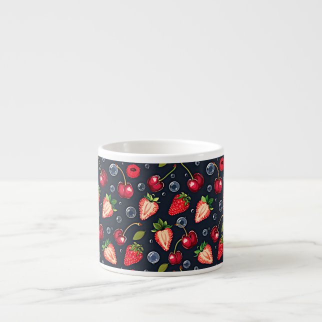 Taza De Espresso Fresas y cerezas en un fondo oscuro (Frente)