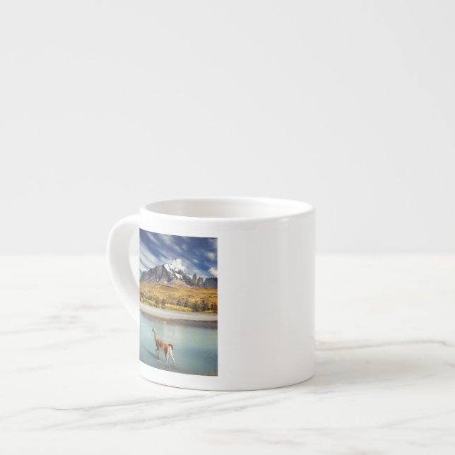 Taza De Espresso Guanaco que cruza el río en Torres del Paine (Izquierda)