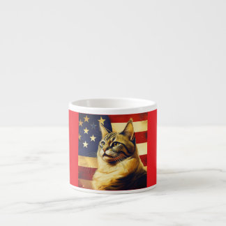 Taza De Espresso Hermoso Gato Con Antecedentes De Bandera Americana