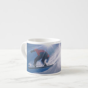 Taza De Espresso Hombre saltando desde una gran cornisa en una snow