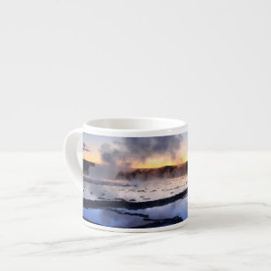 Taza De Espresso Humo del géiser en la puesta del sol