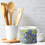 Taza De Espresso Irises en el jardín Vincent van Gogh<br><div class="desc">Un buen café espresso de arte con la pintura post-impresionista,  Irises (1889) de Vincent van Gogh (1853-1890). El iris violeta azul en el jardín,  influenciado por el arte japonés.</div>