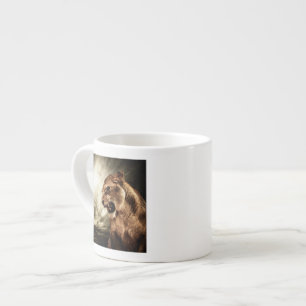 Taza De Espresso Leona del rugido contra el cielo tempestuoso