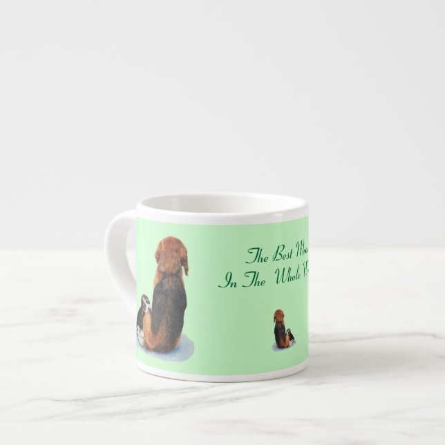Taza De Espresso lindo cachorro beagle acurrucando a mamá perro con (Izquierda)