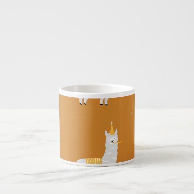 Taza De Espresso Llama, fondo naranja: patrón de cumpleaños. (Frente)