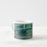 Taza De Espresso Los lirios de agua de Claude Monet y el puente jap<br><div class="desc">1899. Claude Monet (14 de noviembre de 1840 a 5 de diciembre de 1926) fue fundador de la pintura impresionista francesa, y el profesional más consistente y prolífico de la filosofía del movimiento de expresar las percepciones propias ante la naturaleza, especialmente en lo que se refiere a la pintura al...</div>