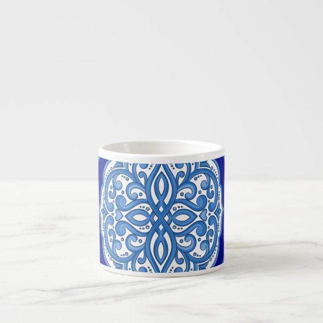 Taza De Espresso Lujoso decorado en blanco y azul turco. (Frente)