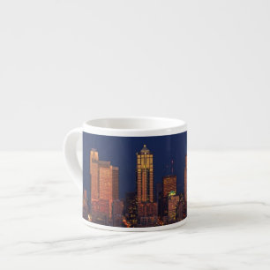 Taza De Espresso Luna Llena que sube sobre el horizonte céntrico d