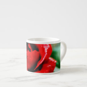 Taza De Espresso Magnífica Rosa Roja Con Dew Drogas De Mañana