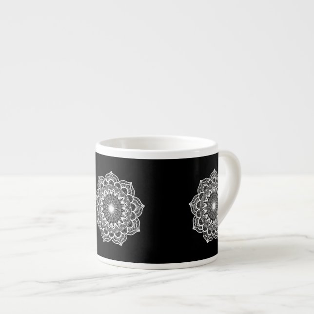 Taza De Espresso Mandalá blanco sobre fondo negro (Derecha)
