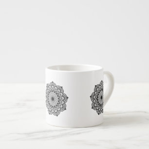 Taza De Espresso Mandalá negro sobre fondo blanco