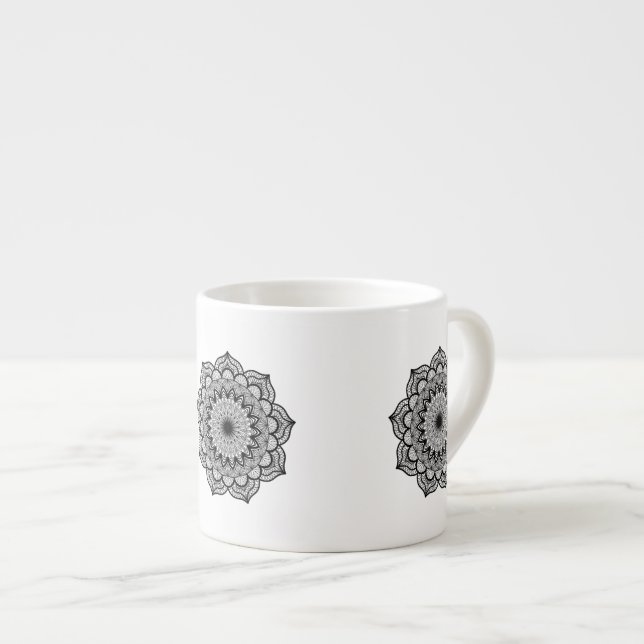 Taza De Espresso Mandalá negro sobre fondo blanco (Derecha)